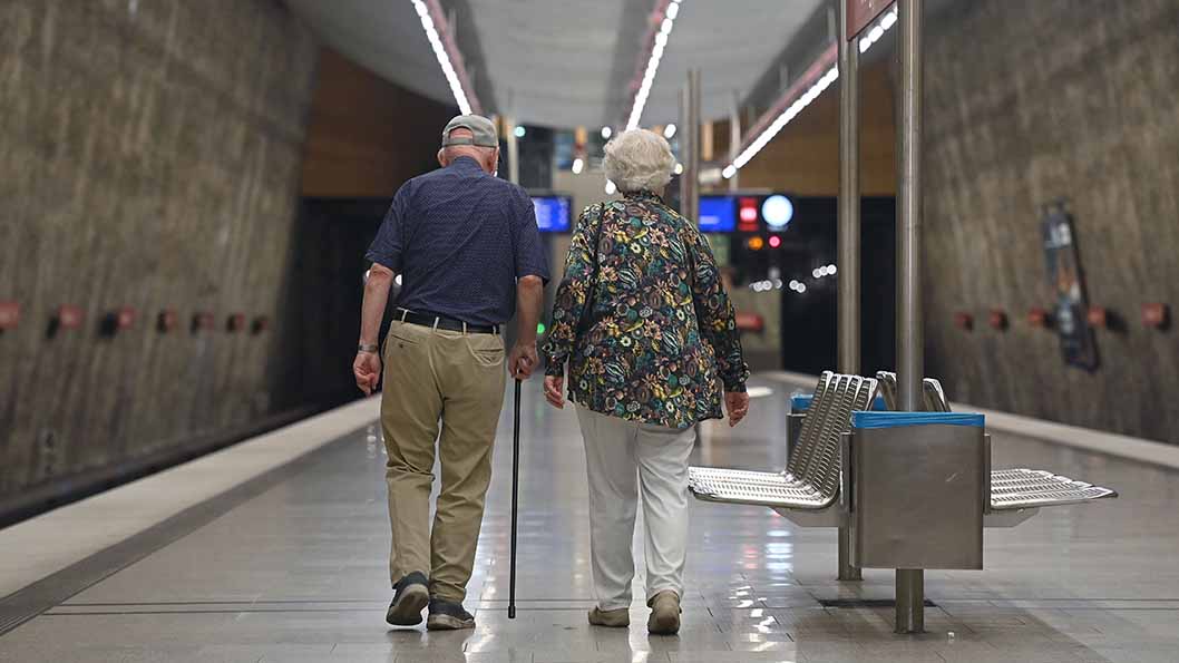 Älteres Ehepaar läuft durch einen U-Bahnhof