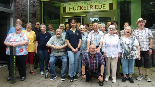 Gruppenfoto vor einem Ortsteilzentrum. 