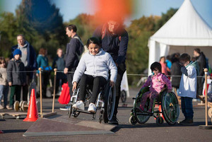 Kinder befahren einen Rollstuhlparcours 