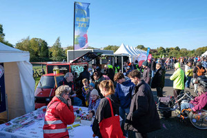 Viele Besucher an verschiedene Ständen beim Inklusionslauf. 