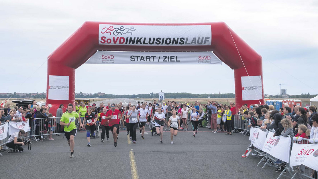 Menschen starten beim SoVD-Inklusionslauf 2019