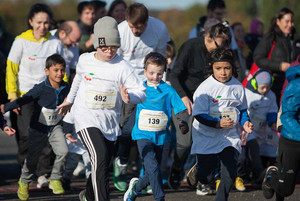 Viele Kinder beim Start des Rennens. 