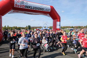 Viele Läauferinnen und Läufer starten beim Rennen. 