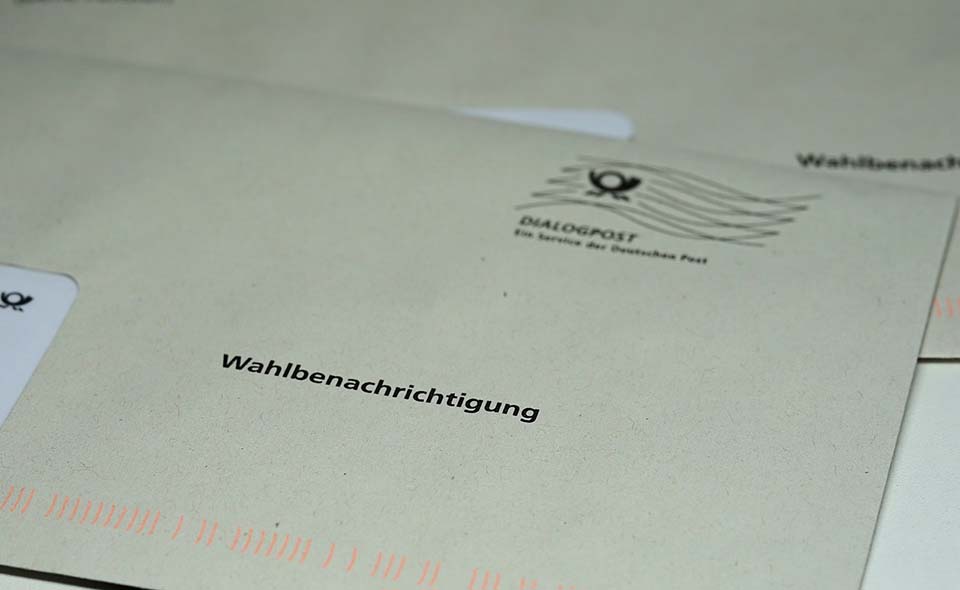 Briefumschlag mit der Aufschrift "Wahlbenachrichtgung"